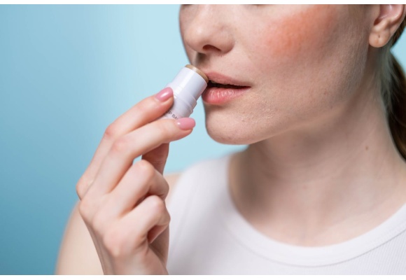 Labios irresistibles bajo el muérdago: Peeling y nutrición profunda para el invierno