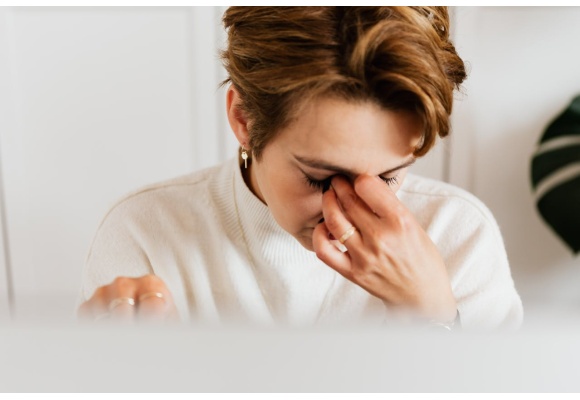 Cuidado ocular frente a la luz azul y a la sequedad primaveral 